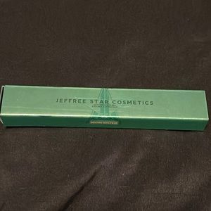 Eyeliner “resting rich face”